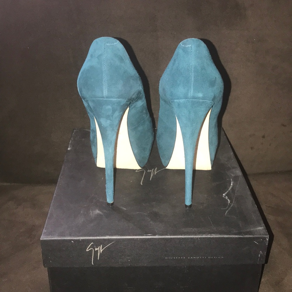 Designer Heels - Picture 3 of 6